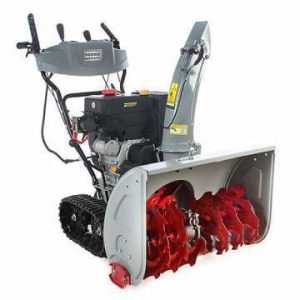 Self-propelled snow blowers with petrol engine