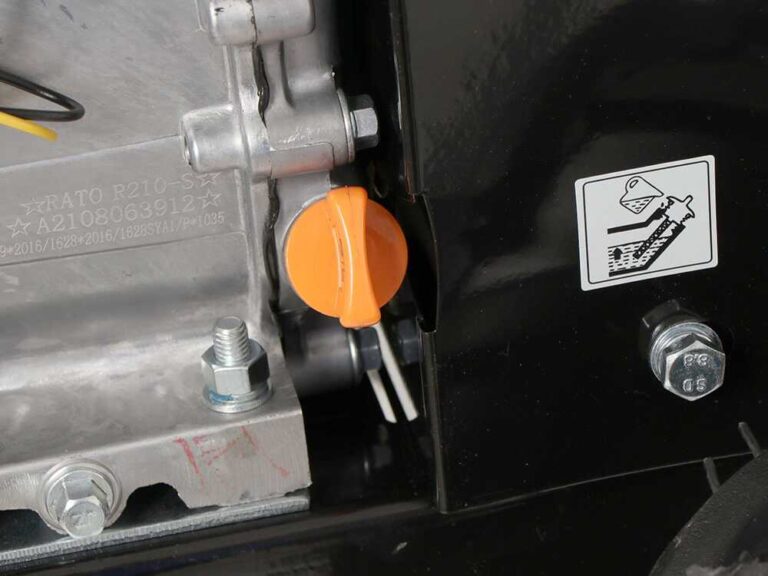 Dettaglio del tappo del serbatoio dell'olio motore